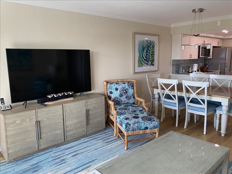 LIVING/DINING AREA